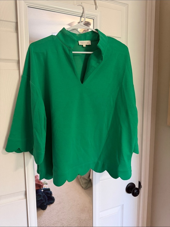 entro Tops - entro Green Scallop-Hem V-Notch Tunic